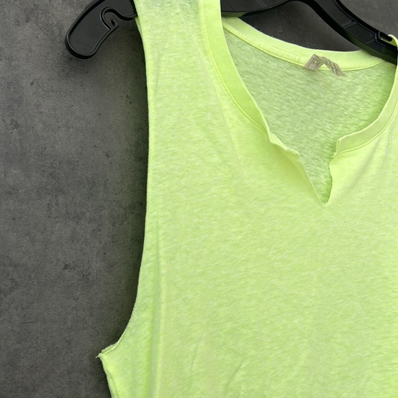 Under Amour Womens Neon Green Yellow Sleeveless Workout Top Size Small Raw Hem - Picture 3 of 14